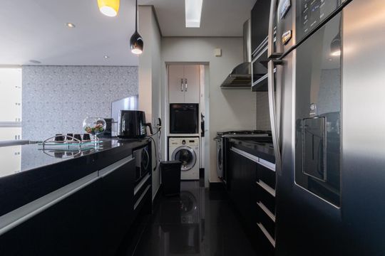 Apartamento mobiliado na Vila Olímpia com 2 quartos e piscina no condomínio para comprar. — Cozinha