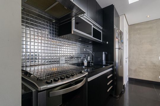 Apartamento mobiliado na Vila Olímpia com 2 quartos e piscina no condomínio para comprar. — Cozinha
