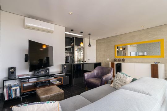 Apartamento mobiliado na Vila Olímpia com 2 quartos e piscina no condomínio para comprar. — Sala