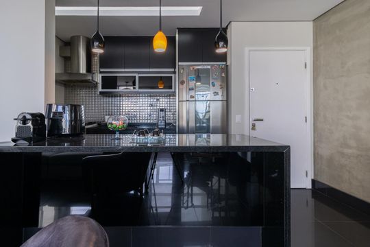 Apartamento mobiliado na Vila Olímpia com 2 quartos e piscina no condomínio para comprar. — Cozinha
