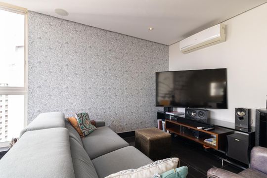 Apartamento mobiliado na Vila Olímpia com 2 quartos e piscina no condomínio para comprar. — Sala