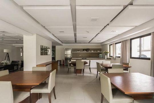 Apartamento mobiliado na Vila Olímpia com 2 quartos e piscina no condomínio para comprar. — Área comum