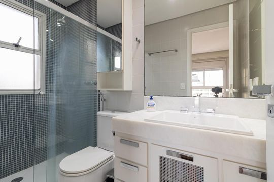 Apartamento mobiliado na Vila Olímpia com 2 quartos e piscina no condomínio para comprar. — Banheiro da Suíte 1