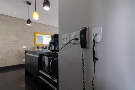 Apartamento mobiliado na Vila Olímpia com 2 quartos e piscina no condomínio para comprar. — Cozinha