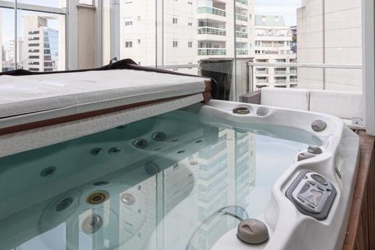 Apartamento mobiliado na Vila Olímpia com 2 quartos e piscina no condomínio para comprar. — Hidromassagem privativa