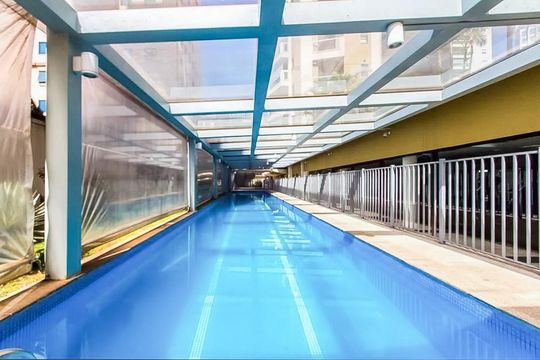Apartamento mobiliado na Vila Olímpia com 2 quartos e piscina no condomínio para comprar. — Área comum
