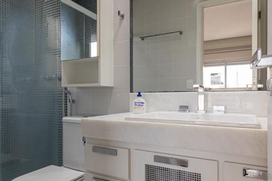 Apartamento mobiliado na Vila Olímpia com 2 quartos e piscina no condomínio para comprar. — Banheiro da Suíte 1