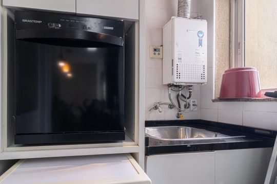 Apartamento mobiliado na Vila Olímpia com 2 quartos e piscina no condomínio para comprar. — Área de Serviço