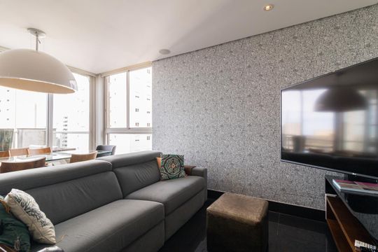 Apartamento mobiliado na Vila Olímpia com 2 quartos e piscina no condomínio para comprar. — Sala