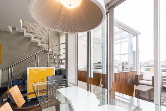 Apartamento mobiliado na Vila Olímpia com 2 quartos e piscina no condomínio para comprar. — Sala de Jantar