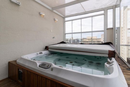 Apartamento mobiliado na Vila Olímpia com 2 quartos e piscina no condomínio para comprar. — Hidromassagem privativa