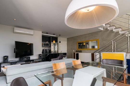 Apartamento mobiliado na Vila Olímpia com 2 quartos e piscina no condomínio para comprar. — Sala de Jantar
