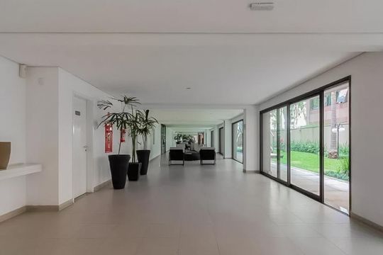 Apartamento mobiliado na Vila Olímpia com 2 quartos e piscina no condomínio para comprar. — Área comum