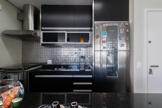 Apartamento mobiliado na Vila Olímpia com 2 quartos e piscina no condomínio para comprar. — Cozinha