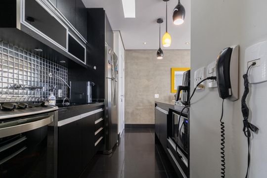 Apartamento mobiliado na Vila Olímpia com 2 quartos e piscina no condomínio para comprar. — Cozinha