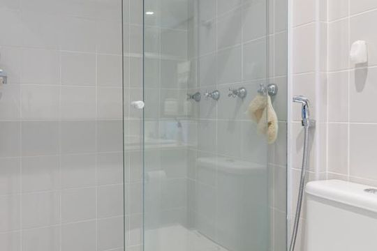 Apartamento mobiliado na Vila Olímpia com 2 quartos e piscina no condomínio para comprar. — Banheiro da Suíte 2