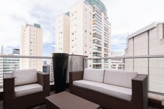 Apartamento mobiliado na Vila Olímpia com 2 quartos e piscina no condomínio para comprar. — Varanda