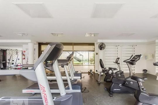 Apartamento mobiliado na Vila Olímpia com 2 quartos e piscina no condomínio para comprar. — Área comum