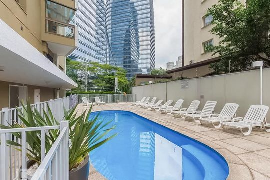 Apartamento mobiliado na Vila Olímpia com 2 quartos e piscina no condomínio para comprar. — Área comum