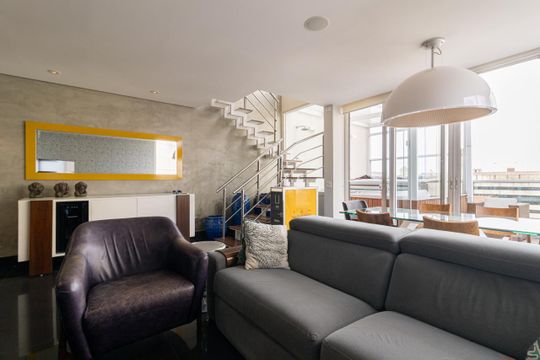 Apartamento mobiliado na Vila Olímpia com 2 quartos e piscina no condomínio para comprar. — Sala