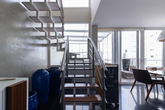 Apartamento mobiliado na Vila Olímpia com 2 quartos e piscina no condomínio para comprar. — Escada