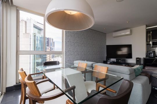 Apartamento mobiliado na Vila Olímpia com 2 quartos e piscina no condomínio para comprar. — Sala de Jantar