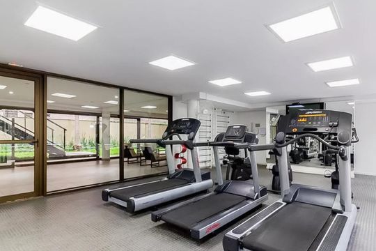 Apartamento mobiliado na Vila Olímpia com 2 quartos e piscina no condomínio para comprar. — Área comum