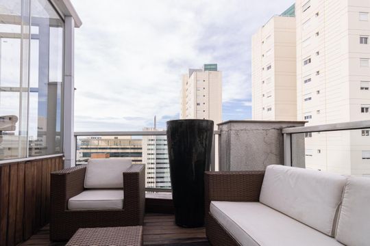 Apartamento mobiliado na Vila Olímpia com 2 quartos e piscina no condomínio para comprar. — Varanda