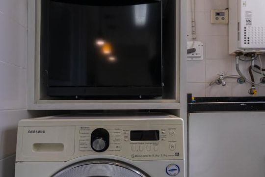 Apartamento mobiliado na Vila Olímpia com 2 quartos e piscina no condomínio para comprar. — Área de Serviço