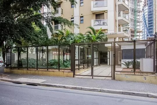 Apartamento mobiliado na Vila Olímpia com 2 quartos e piscina no condomínio para comprar. — Vista da Rua