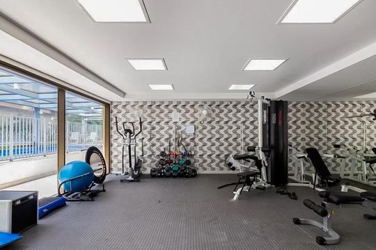 Apartamento mobiliado na Vila Olímpia com 2 quartos e piscina no condomínio para comprar. — Área comum