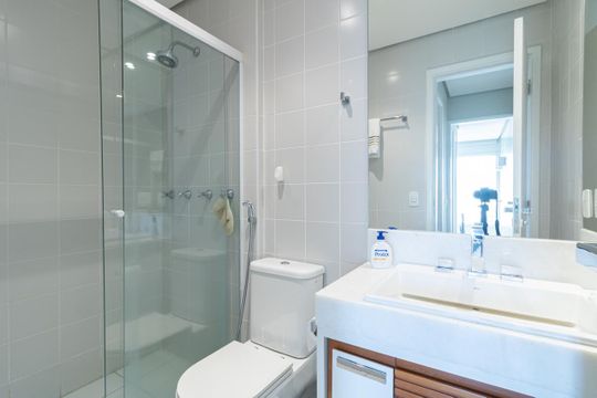 Apartamento mobiliado na Vila Olímpia com 2 quartos e piscina no condomínio para comprar. — Banheiro da Suíte 2