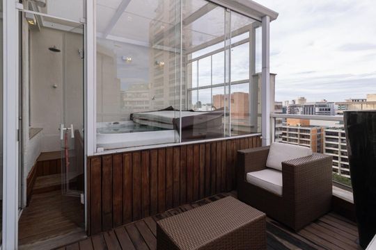 Apartamento mobiliado na Vila Olímpia com 2 quartos e piscina no condomínio para comprar. — Varanda
