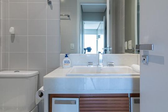 Apartamento mobiliado na Vila Olímpia com 2 quartos e piscina no condomínio para comprar. — Banheiro da Suíte 2