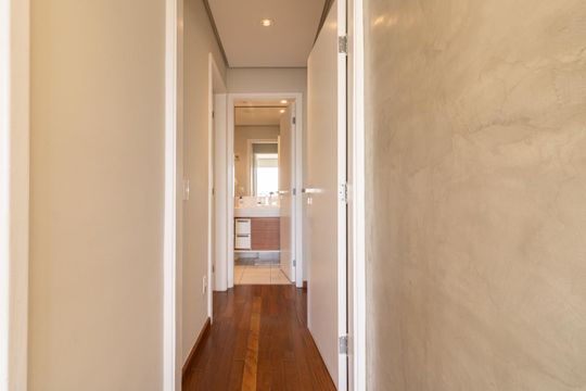 Apartamento mobiliado na Vila Olímpia com 2 quartos e piscina no condomínio para comprar. — Corredor