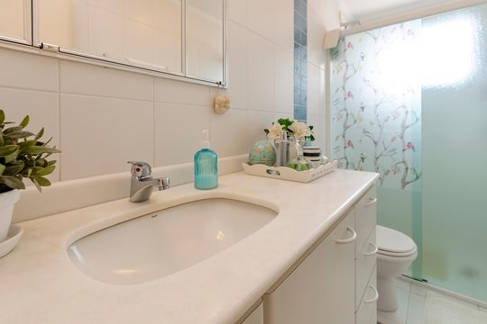 Compra apartamento em Campo Belo com varanda, 3 quartos, ótima localização. — Banheiro