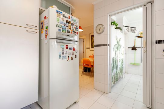 Compra apartamento em Campo Belo com varanda, 3 quartos, ótima localização. — Cozinha