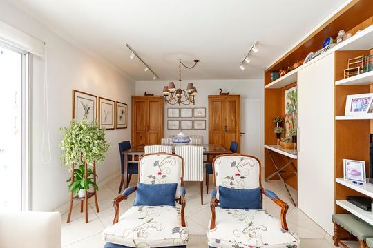 Compra apartamento em Campo Belo com varanda, 3 quartos, ótima localização. — Sala