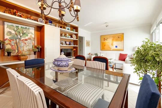 Compra apartamento em Campo Belo com varanda, 3 quartos, ótima localização. — Sala
