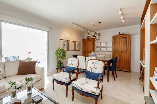 Compra apartamento em Campo Belo com varanda, 3 quartos, ótima localização. — Sala