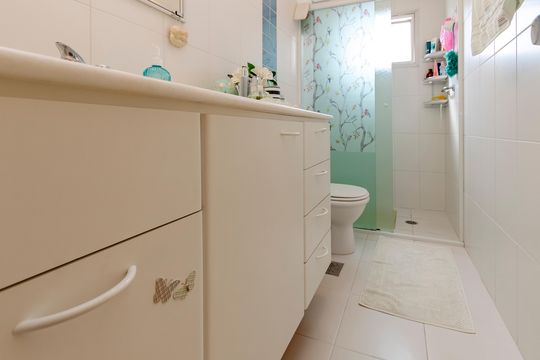 Compra apartamento em Campo Belo com varanda, 3 quartos, ótima localização. — Banheiro