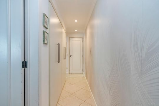 Compra apartamento em Campo Belo com varanda, 3 quartos, ótima localização. — Corredor