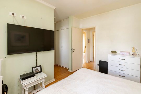 Compra apartamento em Campo Belo com varanda, 3 quartos, ótima localização. — Suíte