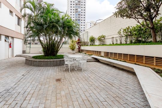 Compra apartamento em Campo Belo com varanda, 3 quartos, ótima localização. — Área Comum