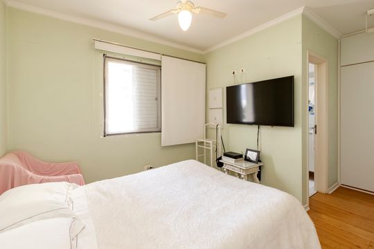 Compra apartamento em Campo Belo com varanda, 3 quartos, ótima localização. — Suíte