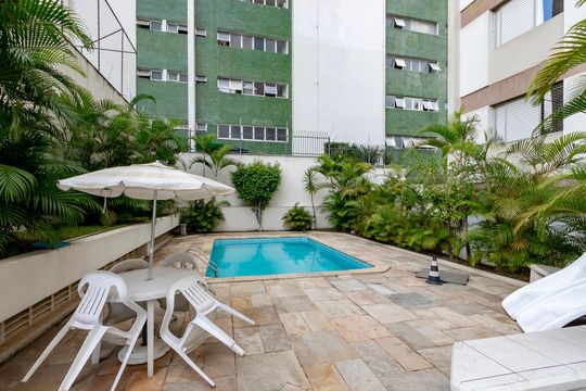Compra apartamento em Campo Belo com varanda, 3 quartos, ótima localização. — Área Comum - Piscina