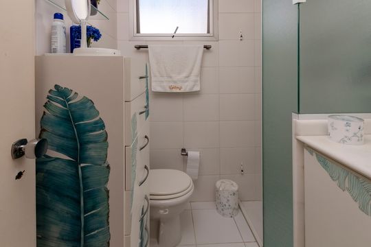 Compra apartamento em Campo Belo com varanda, 3 quartos, ótima localização. — Banheiro da Suíte