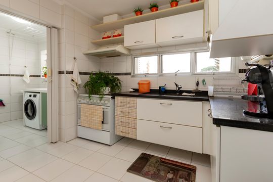 Compra apartamento em Campo Belo com varanda, 3 quartos, ótima localização. — Cozinha