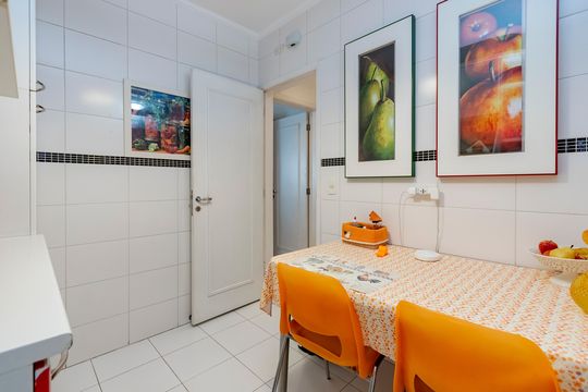 Compra apartamento em Campo Belo com varanda, 3 quartos, ótima localização. — Copa