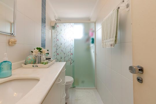 Compra apartamento em Campo Belo com varanda, 3 quartos, ótima localização. — Banheiro